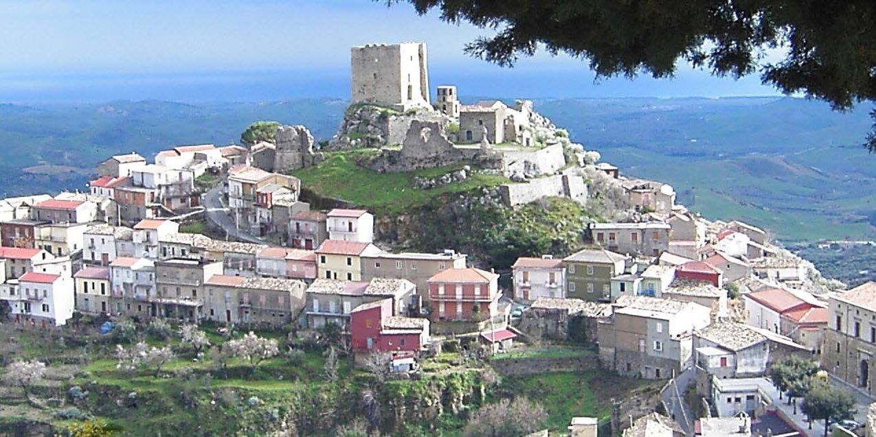 Paese privo di copertura sanitaria, il sindaco di Belcastro ordina ai propri concittadini di «non ammalarsi»