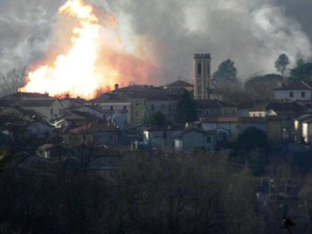 Esplosione di gas a Massa, ferito anche un operaio catanzarese