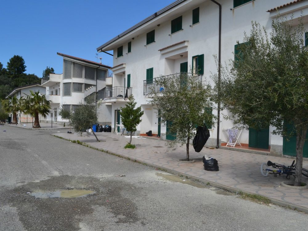 Bloccati nel residence dopo gli aiuti umanitari