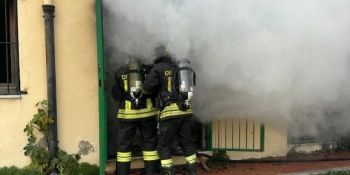 Incendio in una scuola di Catanzaro, magazzino danneggiato. Indagini in corso – FOTO