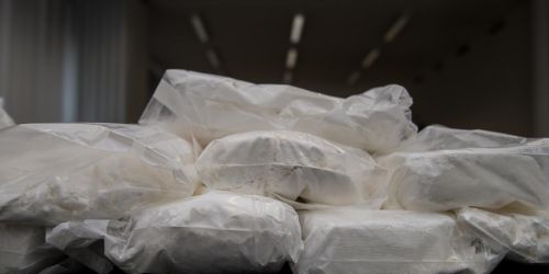 «Mi serve un pacco di Bianca». Dalla Puglia alla Locride per un chilo di cocaina: il viaggio della droga nelle chat