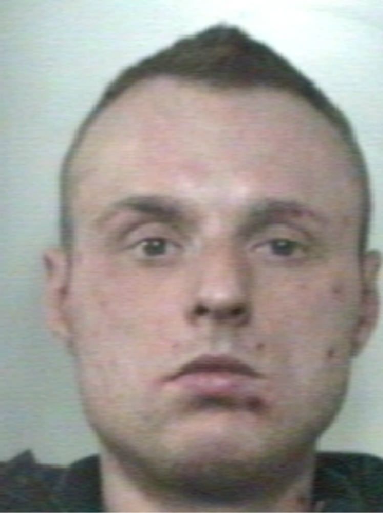 Giovane trovato in casa con eroina e hashish