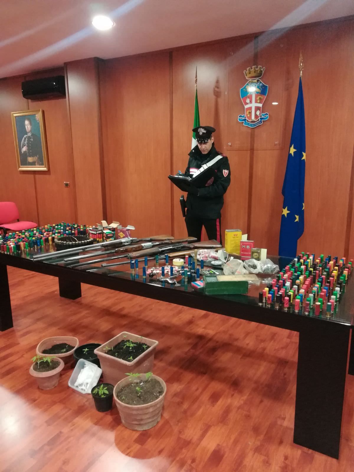 Agli arresti domiciliari con un arsenale in casa