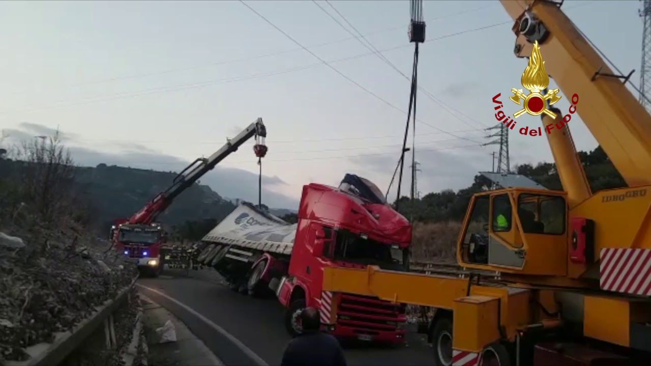 Tir si ribalta tra Catanzaro e Lamezia, necessario intervento di un’autogru – VIDEO