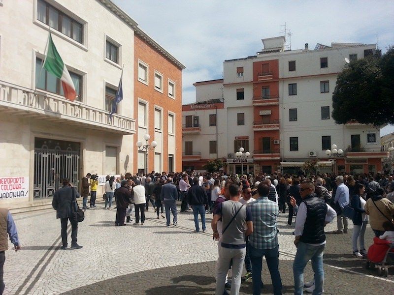 Crotone, 200 persone in piazza: «Vallone deve dimettersi»
