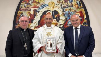 Al Cardinale Reina il bassorilievo di Affidato dedicato alla Madonna di Capocolonna
