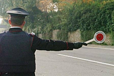 Non si fermano all'alt, inseguiti e bloccati