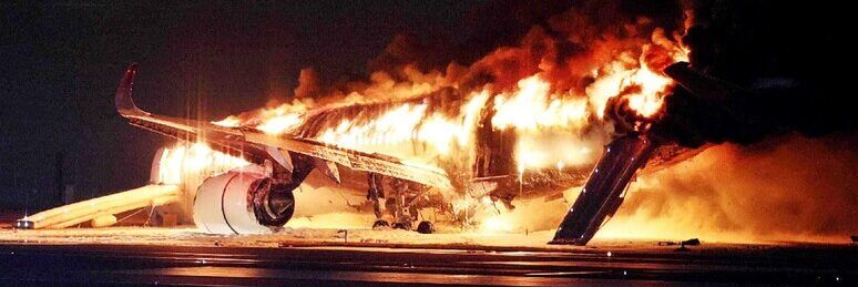 Aereo di linea in fiamme in Giappone, 4 morti