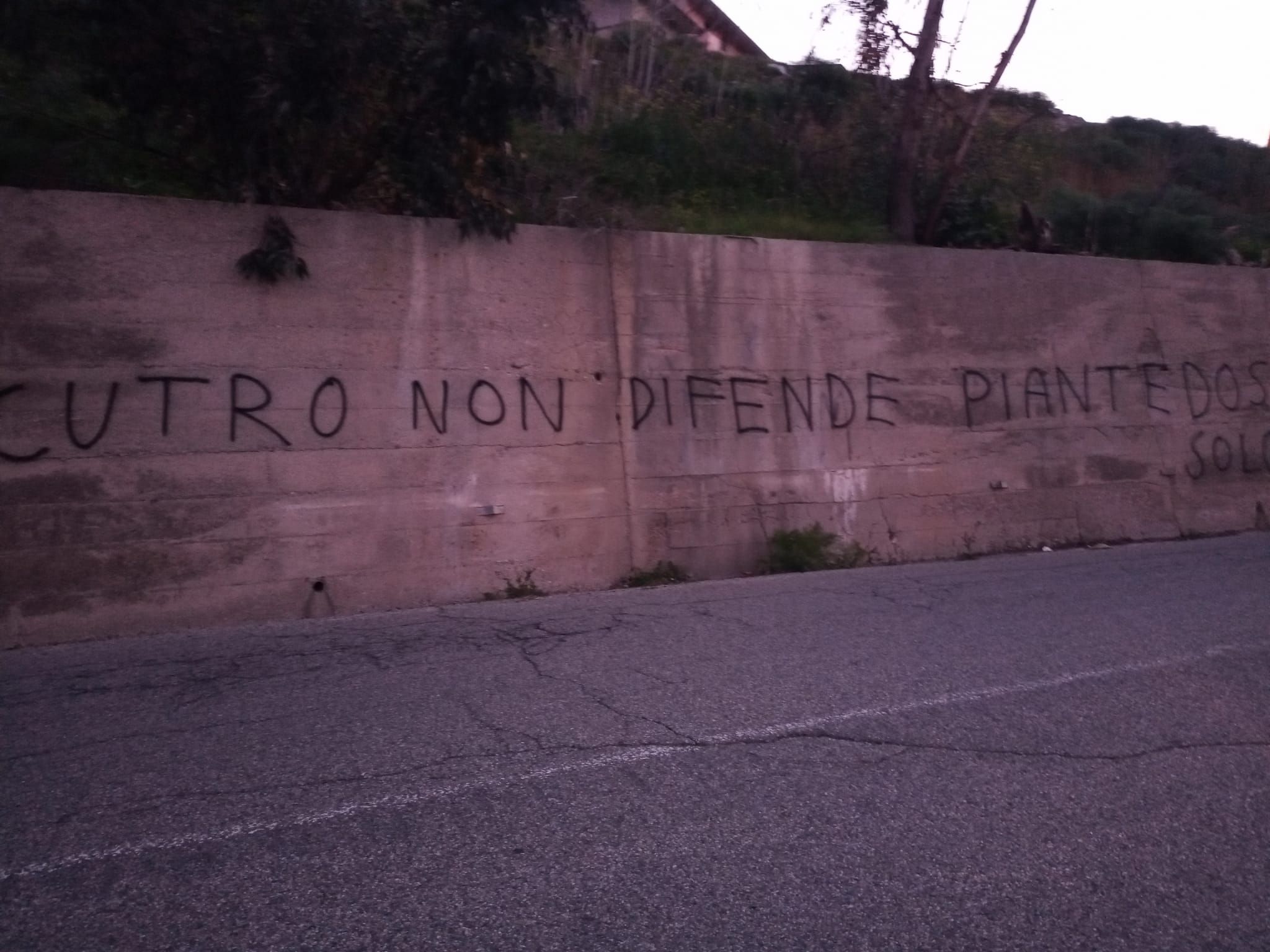 «Cutro non difende Piantedosi». Scritte contro la gestione del naufragio – FOTO