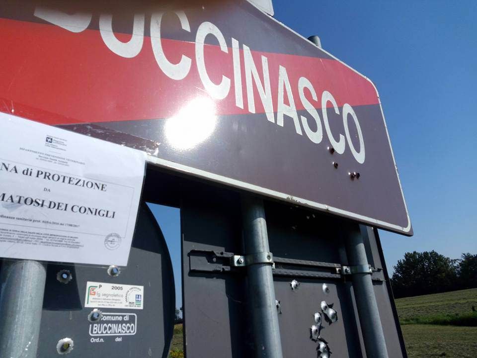 Fori sui cartelli stradali, Buccinasco come Platì