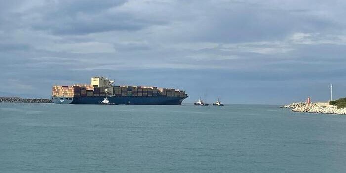 Porto di Gioia Tauro fermo da stamattina per una nave portacontainer incagliata