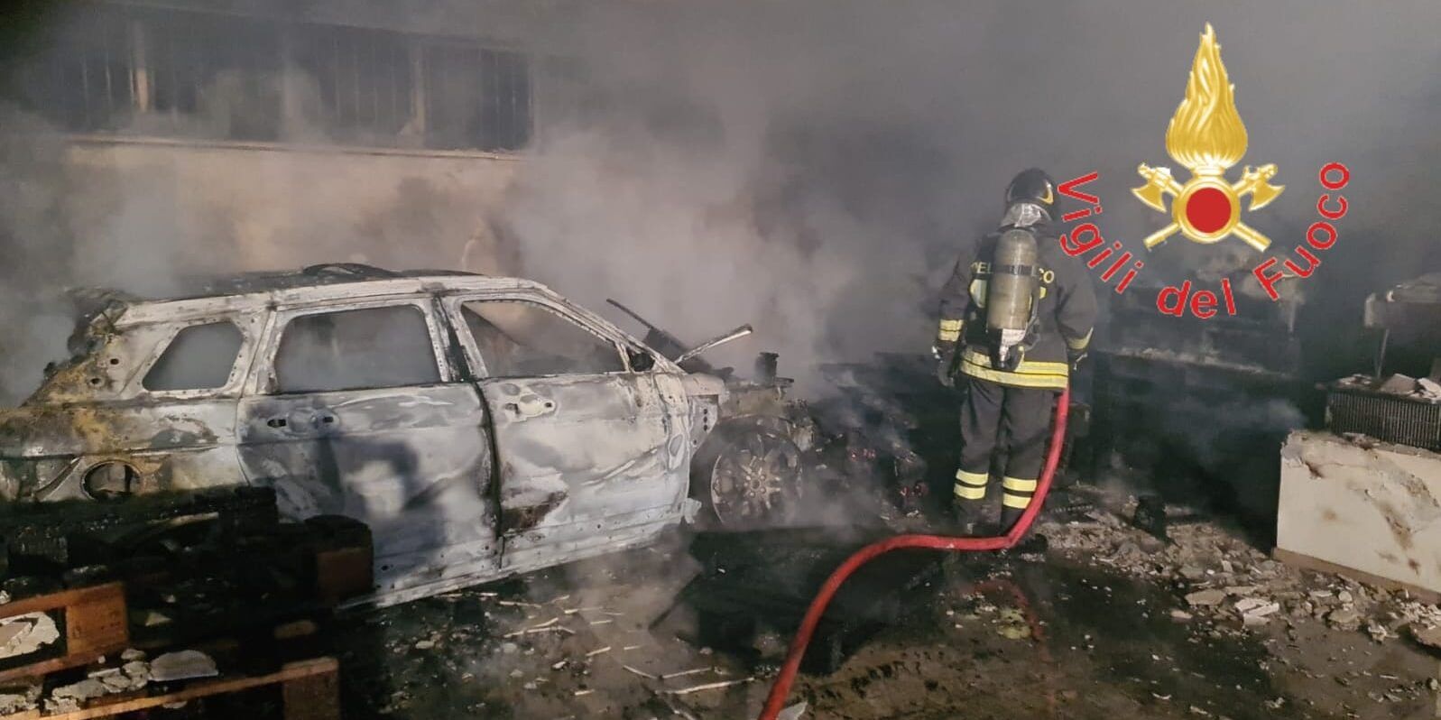 In fiamme un’auto a Lamezia. Indagini in corso