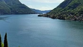 Turista si tuffa nel lago di Como e non riemerge