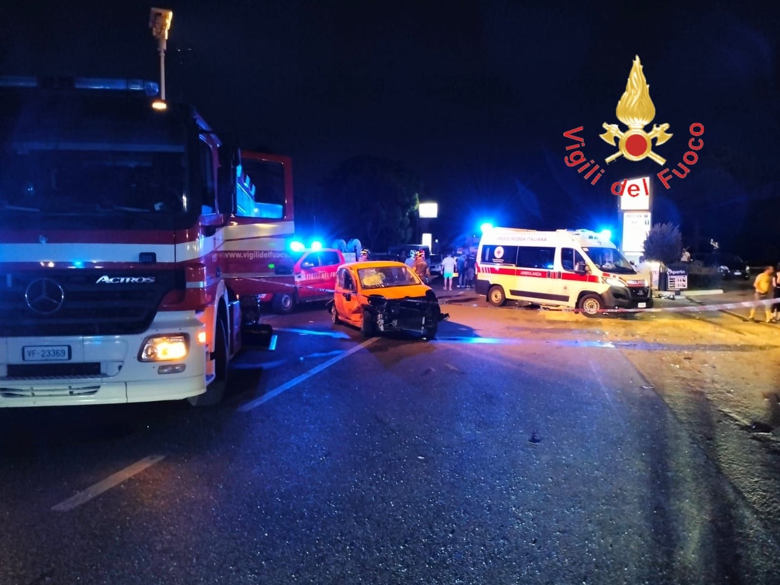 Incidente stradale sulla statale 106 a Crotone, 5 feriti estratti dalle lamiere – FOTO