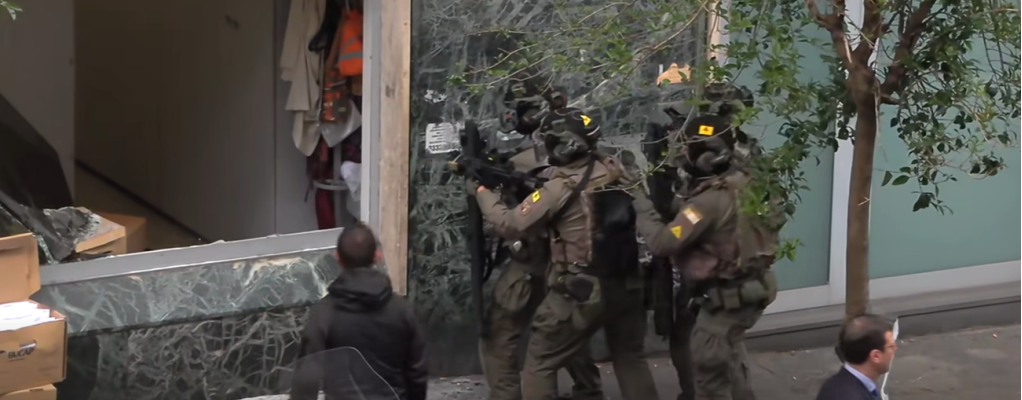 Napoli, assalto in banca. Caccia ai banditi armati in fuga