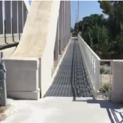 SS 106, completata la nuova passerella pedonale sul ponte Vodà a Badolato – VIDEO