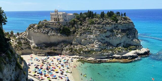 Calabria sferzata dal caldo: domani 46 gradi a Tropea, venerdì “bollente” a Crotone