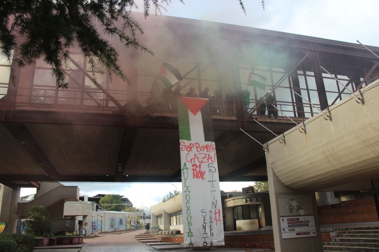 «Posizione ipocrita sulla crisi Israele-Gaza», studenti Unical occupano l’aula Caldora
