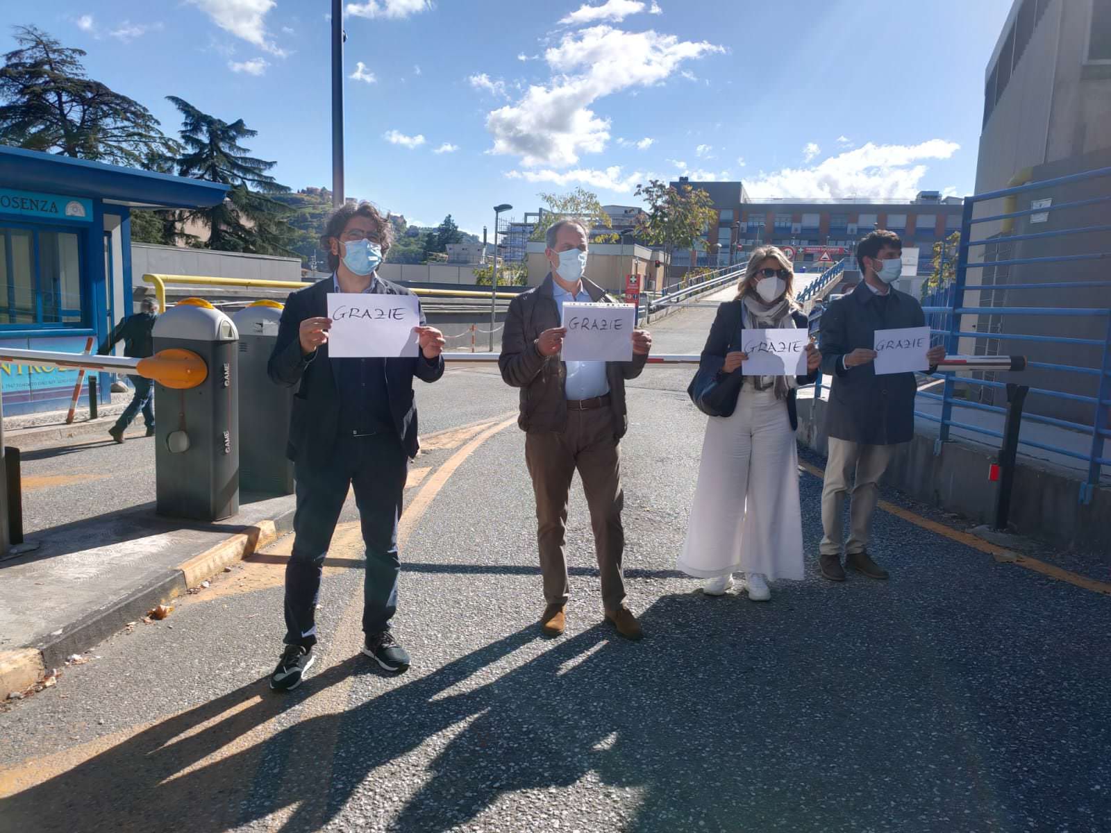 Sit-in di solidarietà per il personale dell’Annunziata. «Grazie per il vostro lavoro»
