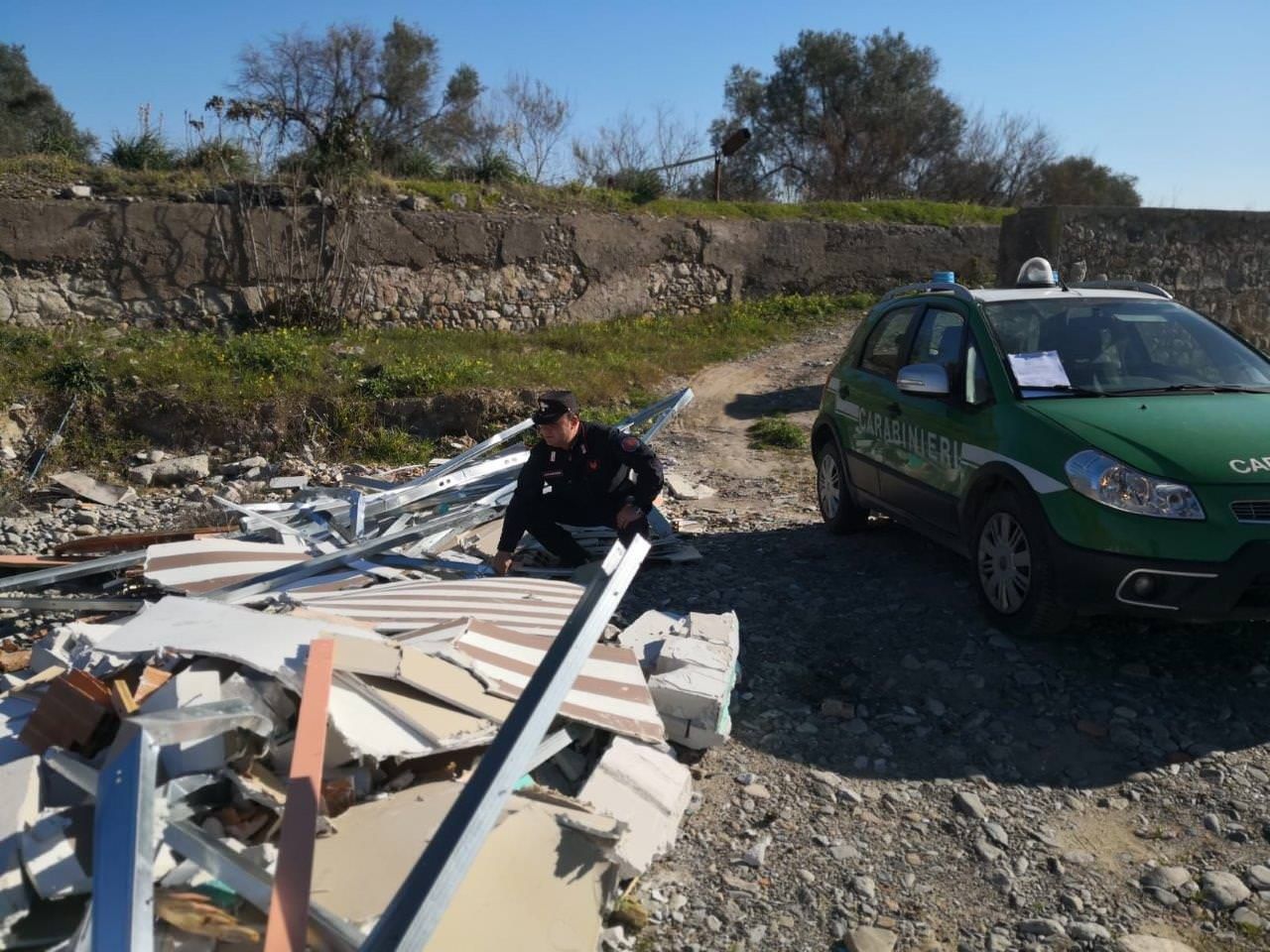 Rifiuti abbandonati a Corigliano Rossano, sanzionate sei persone