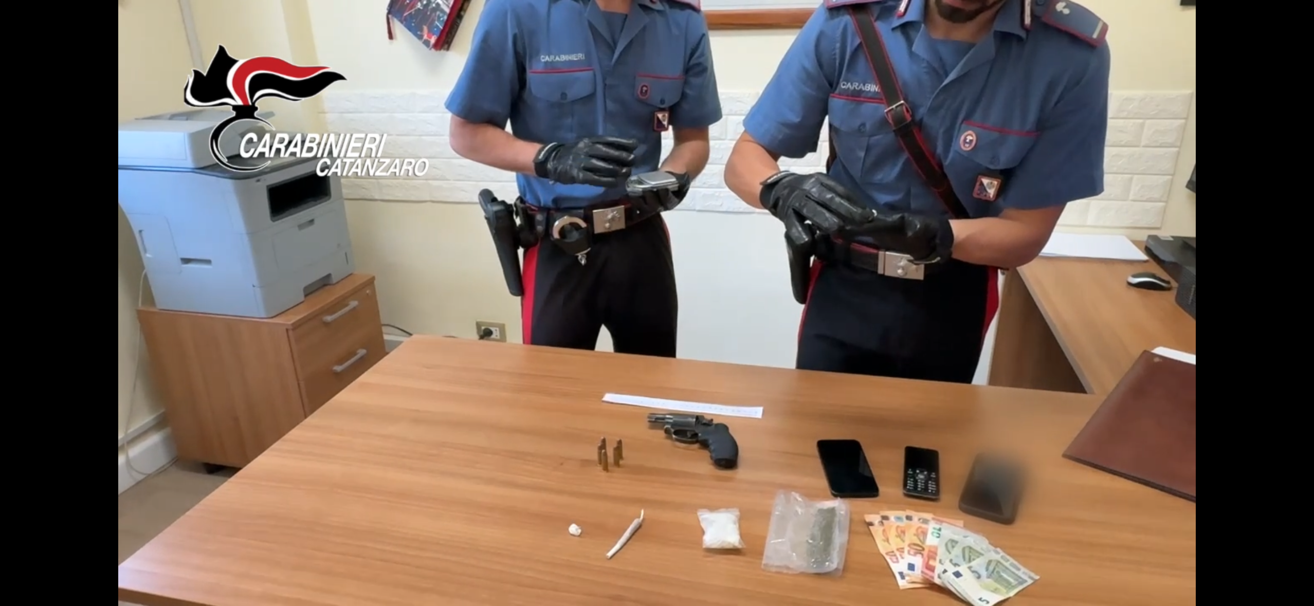 Nel borsello una calibro 38 pronta a sparare, arrestato dai carabinieri nel Catanzarese – VIDEO