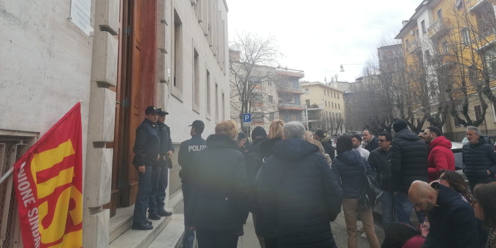 L’Usb protesta all’Asp di Cosenza: «Assumete gli Oss idonei»