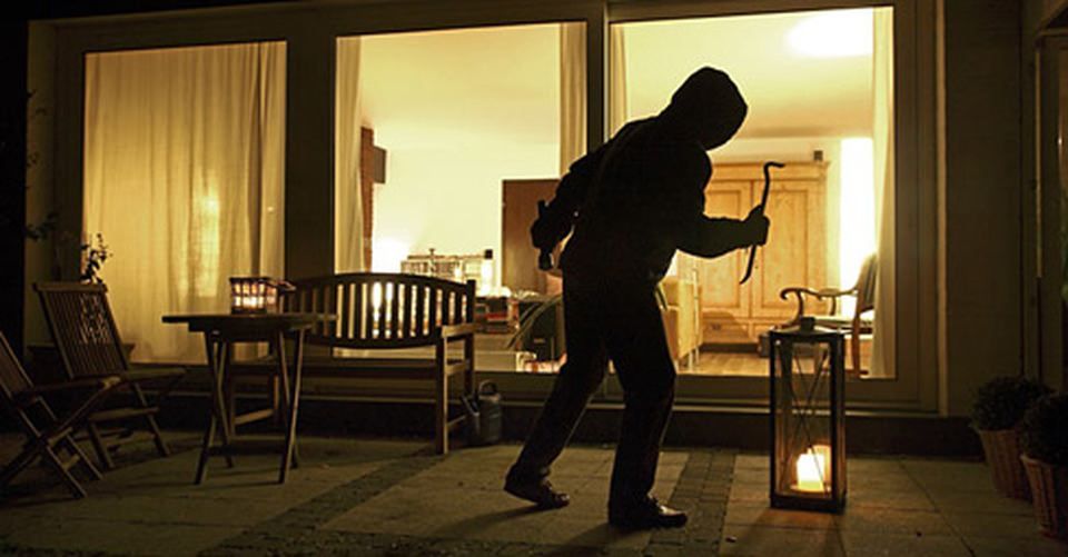 Anziana colpita con un pugno dal ladro sorpreso in casa