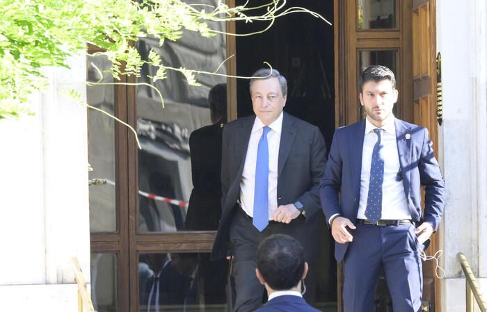 Draghi arrivato a Palazzo Chigi: alle 9 è atteso alla Camera per annunciare le dimissioni