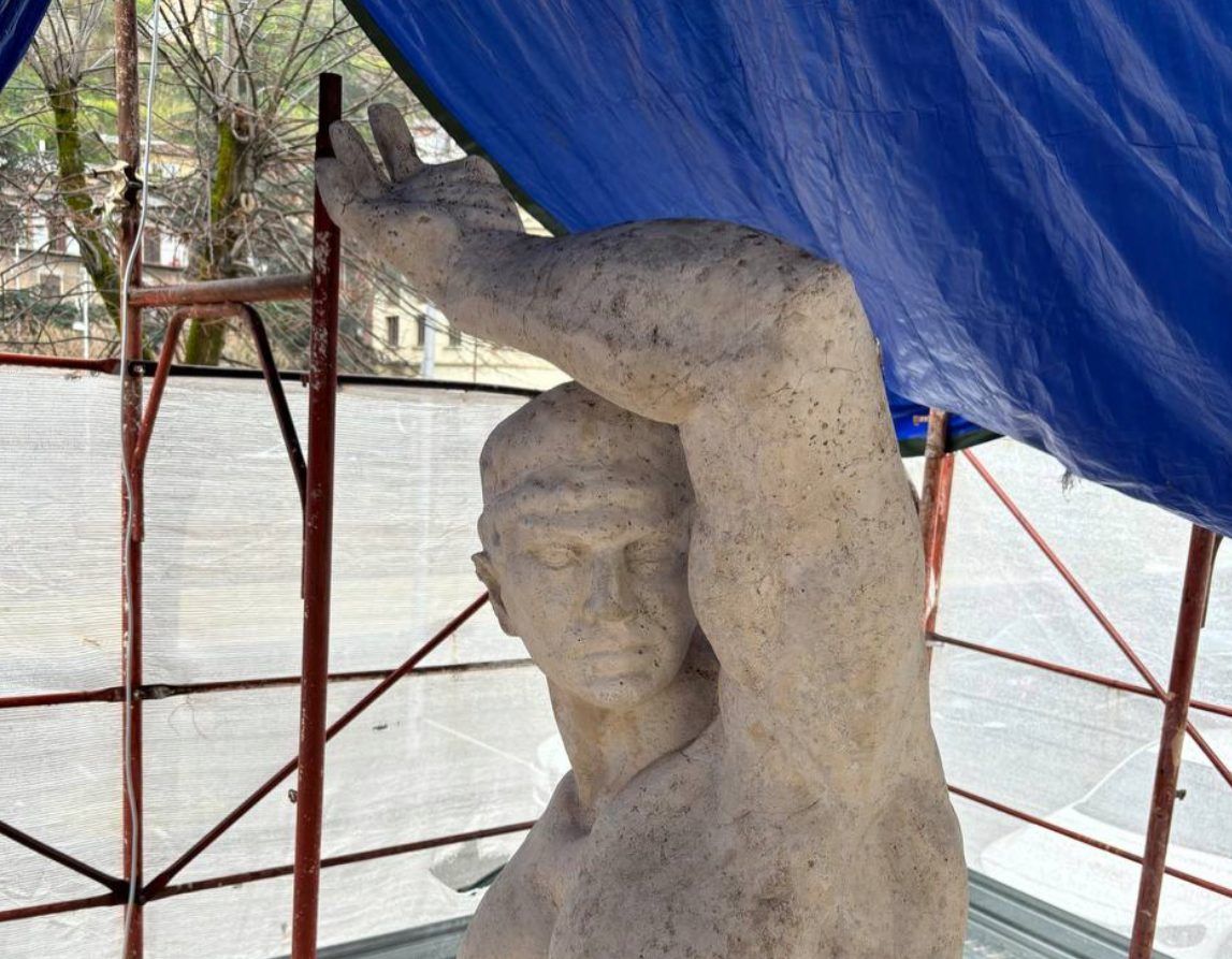 Fontana del Balilla a Cosenza, per settembre la fine dei lavori. Caruso riceve il giovane restauratore