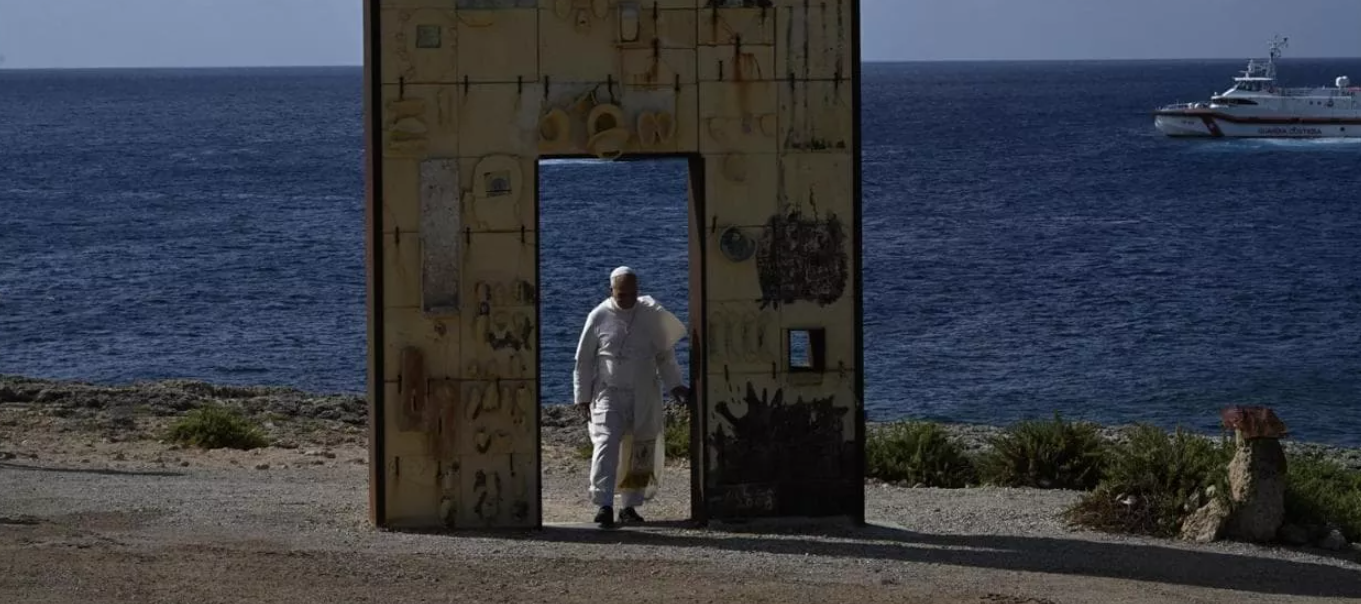 Papa Leone XIV a Lampedusa attraversa da solo la Porta d’Europa