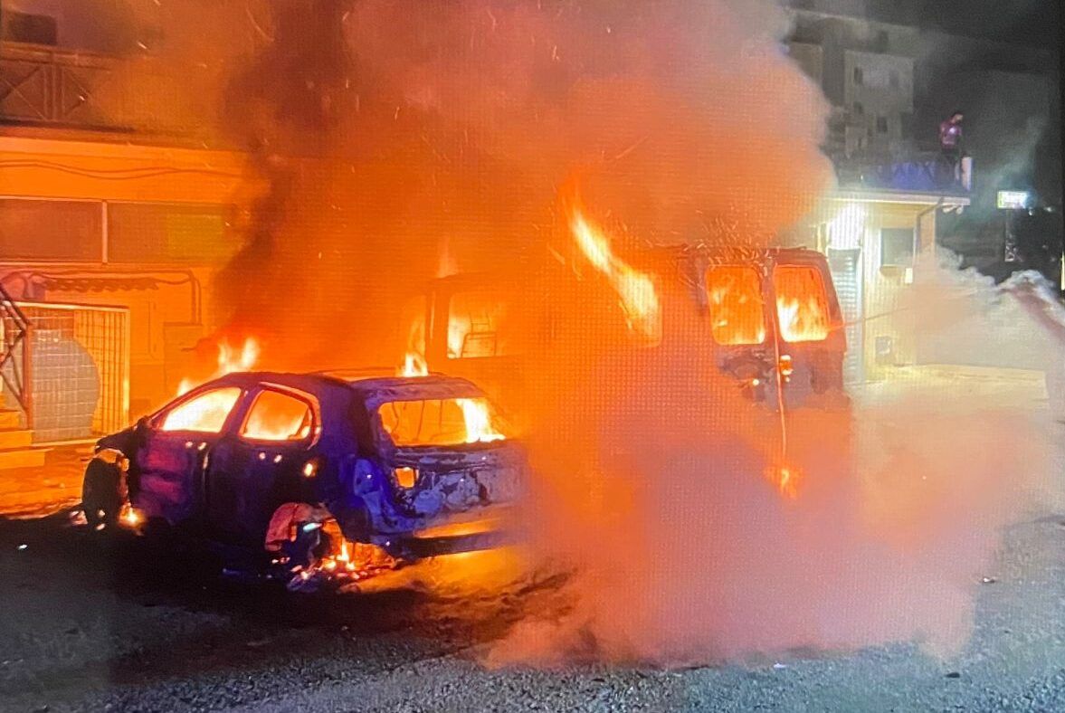 Corigliano Rossano, continua l'”ondata” di fuoco: un furgone e tre auto in fiamme