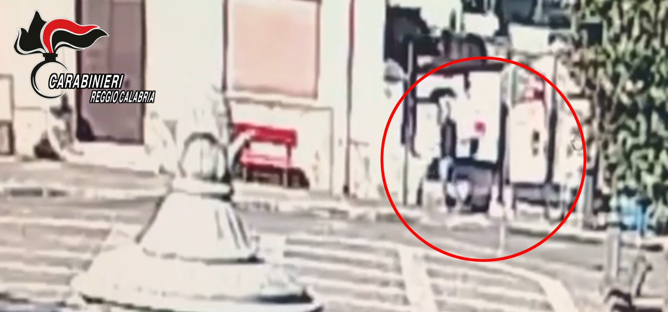 Varapodio, strappa manifesti elettorali: 71enne denunciato – VIDEO