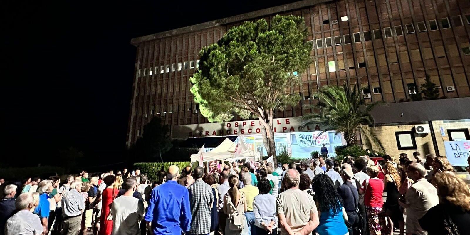 Centinaia di persone al presidio permanente a difesa dell’ospedale di Paola