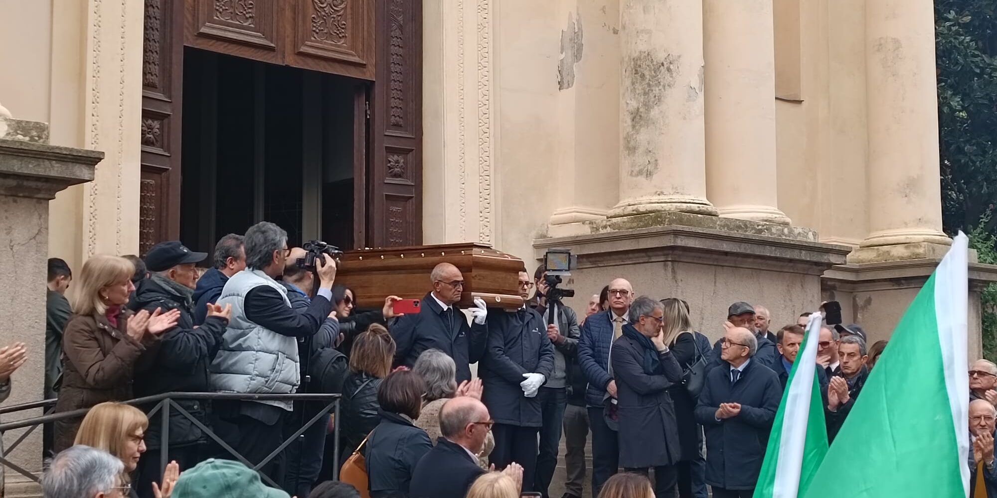 Catanzaro e la Calabria accompagnano Traversa nel viaggio verso l’eternità: «Ci ritroveremo»