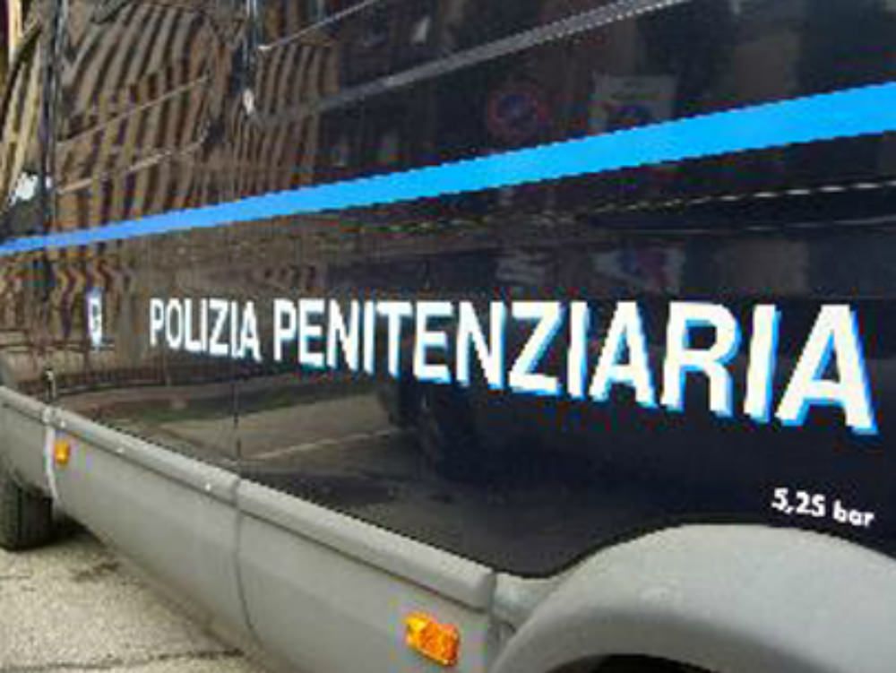 Si ribalta furgone della polizia penitenziaria, feriti 4 agenti