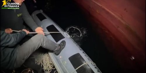 Dagli scanner ai sommozzatori: sequestro di 400 chili di cocaina al porto di Gioia Tauro