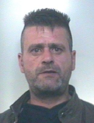 Picchia la moglie e la minaccia con un martello, arrestato