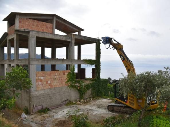 Abusivismo edilizio, Legambiente: «Bene la Regione, ora avviare i primi abbattimenti»