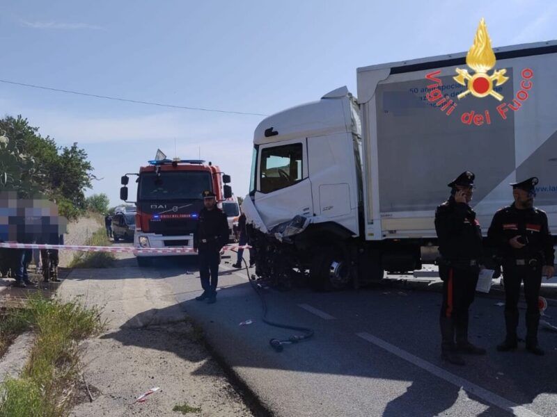Scontro tra un’auto e un camion sulla 106 nel Catanzarese, un morto