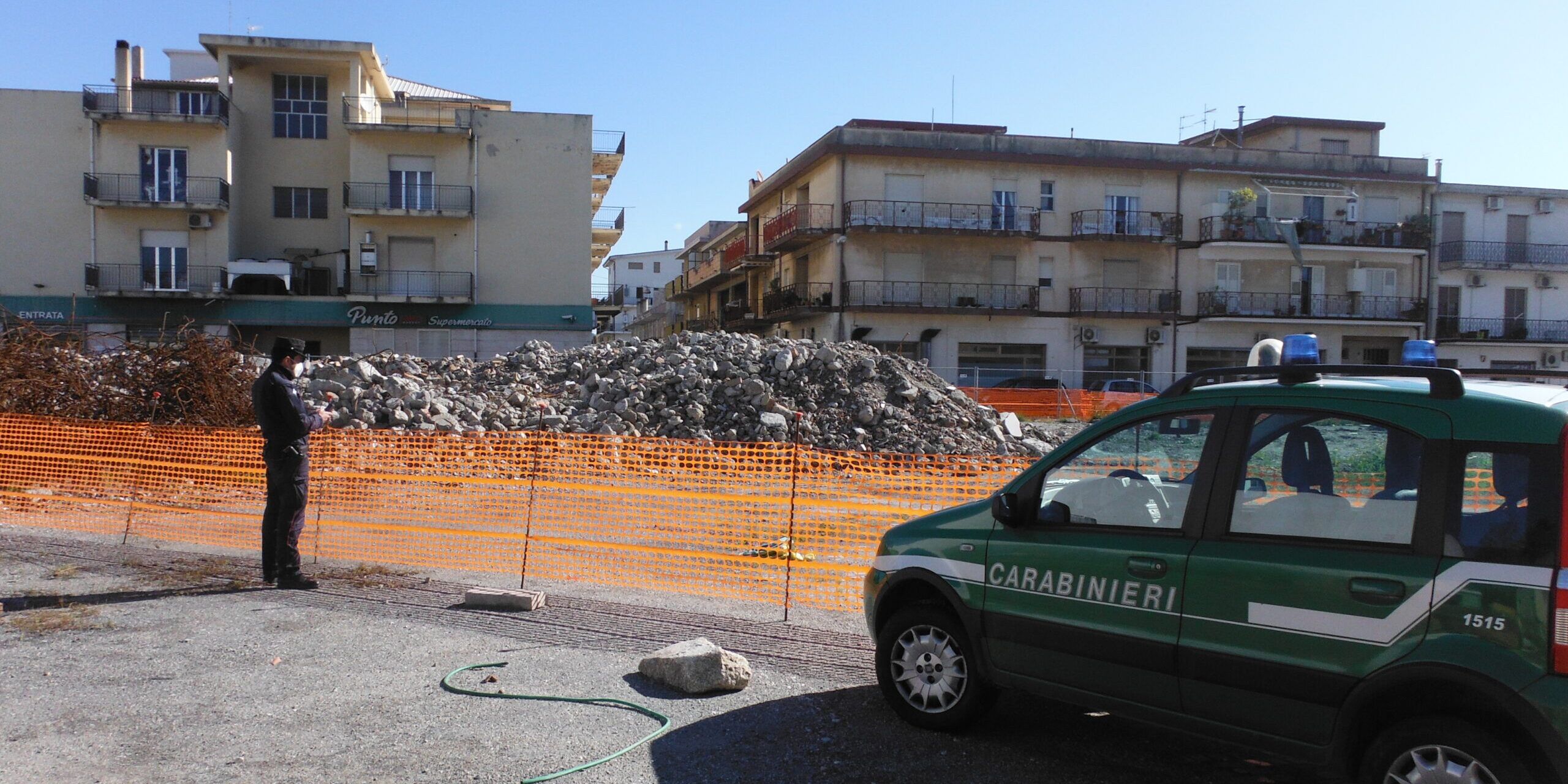 Gioiosa, due imprese demoliscono una scuola e non rimuovono le macerie