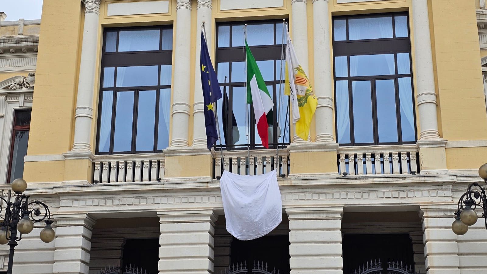 Massacro a Gaza, un sudario bianco dal Municipio di Reggio Calabria