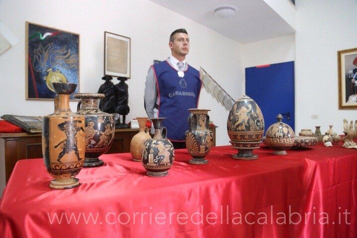 Traffico di reperti archeologici: colpo al clan Mancuso