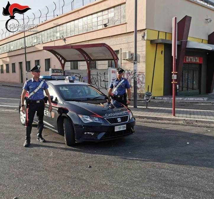 Tenta di rubare uno zaino armato di forbice, arrestato un marocchino