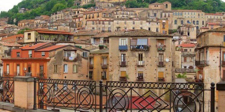 Colpi di pistola all’alba nel centro storico di Cosenza: indagini dei carabinieri in corso