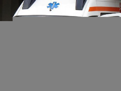 Cade dal tetto di casa, grave un uomo