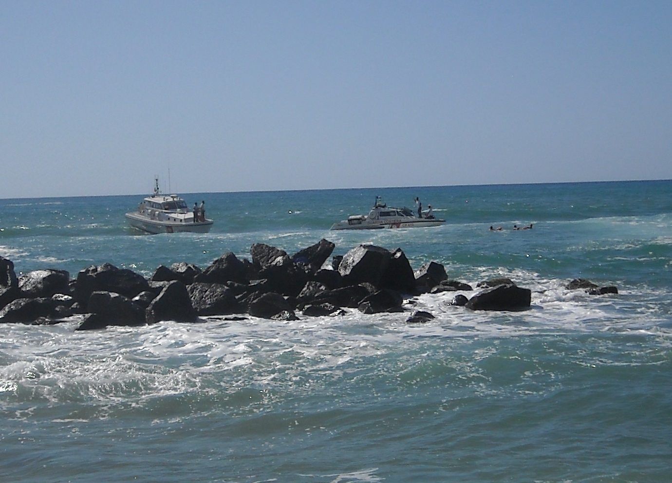 Si tuffa per salvare l'amico in difficoltà, bagnanti salvati dalla Guardia costiera