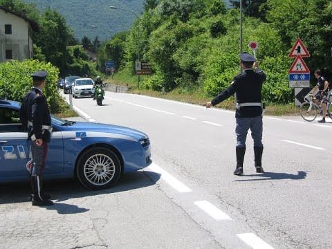 Gettano dosi di coca dall’auto, arrestati
