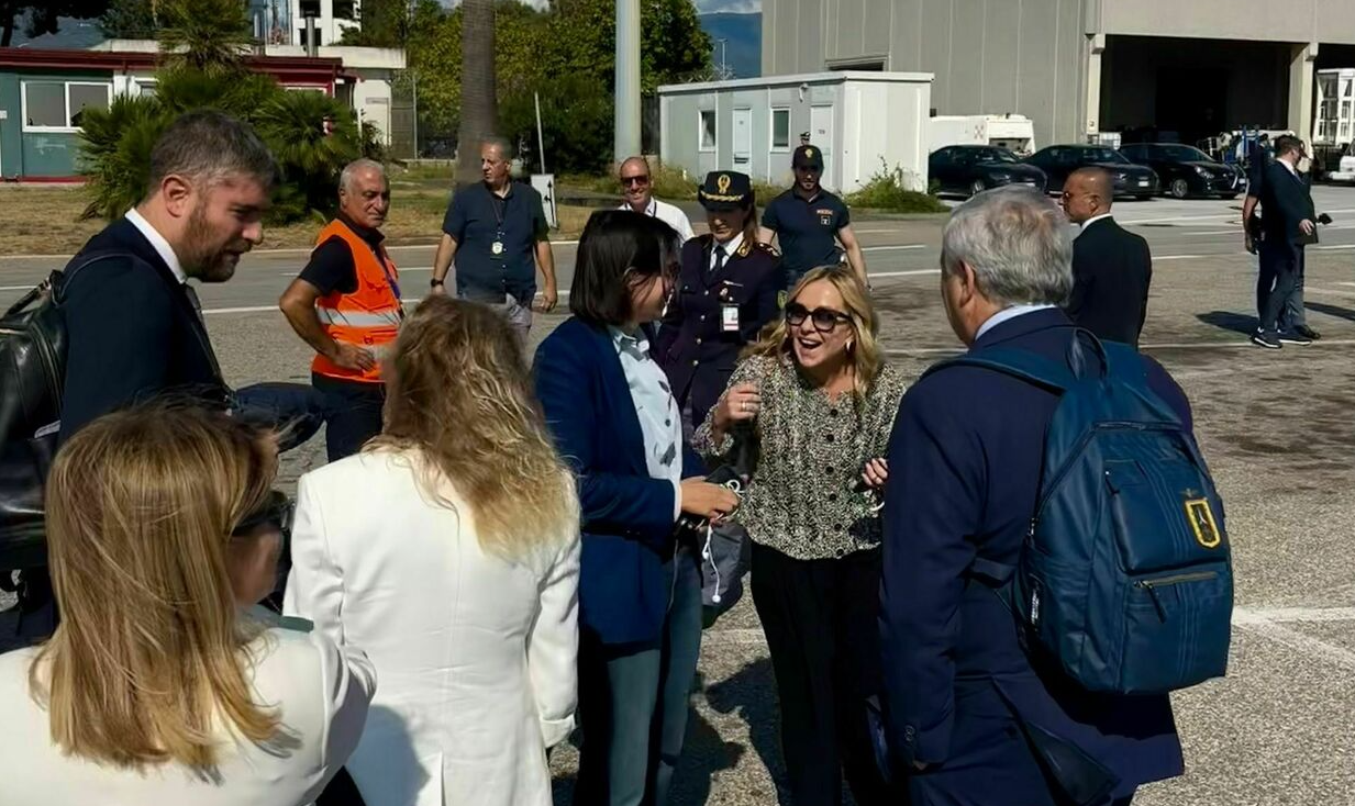 Regionali, Meloni e Schlein si incrociano: tutti sullo stesso volo diretto a Lamezia