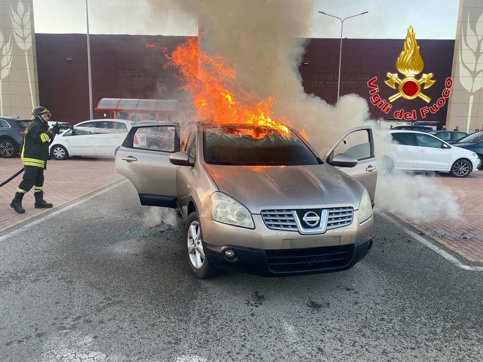 Auto in fiamme a Crotone, illese tre persone tra cui un neonato