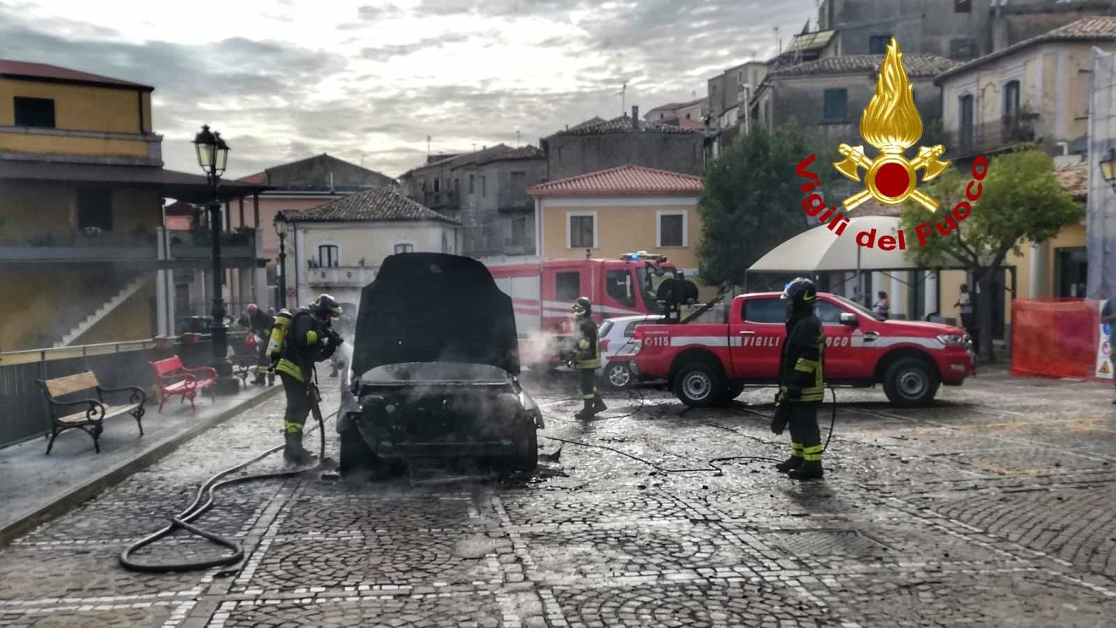 Auto in fiamme a Curinga, conducente sfugge al rogo